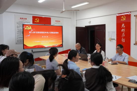 走进“一站式”学生社区｜av直播
党委书记为所联系学生党支部讲授专题党课（思政课）